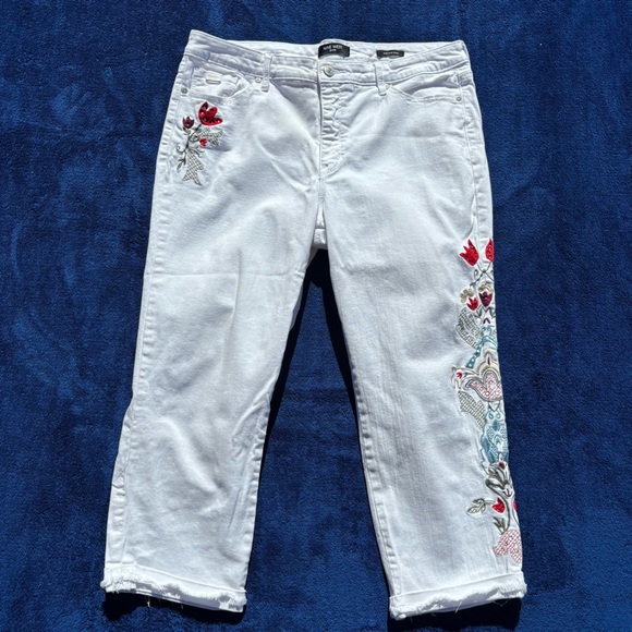 Nine West Denim - Nine West Jeans White Embroidered Chrystie Capri Women’s Size 14 💥Host Pick💥